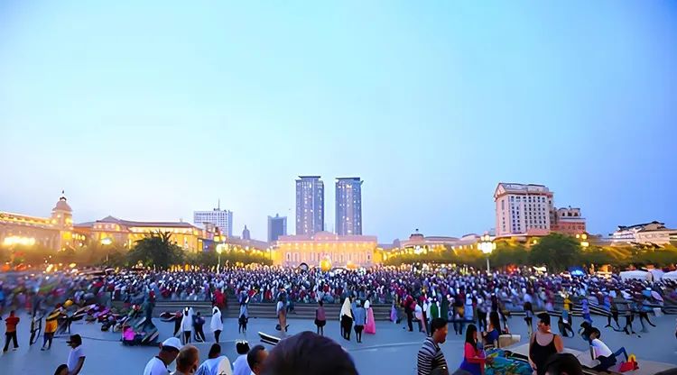 1739846466903120.jpg 广场.jpg