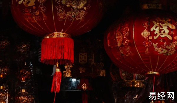 过年挂灯笼有什么讲究挂多长时间 过年挂红灯笼的寓意