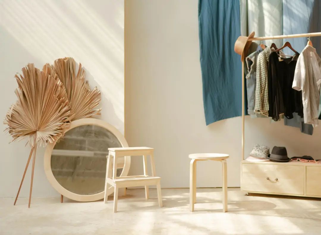 免费 白木凳子和白色圆形白色镜框 素材图片