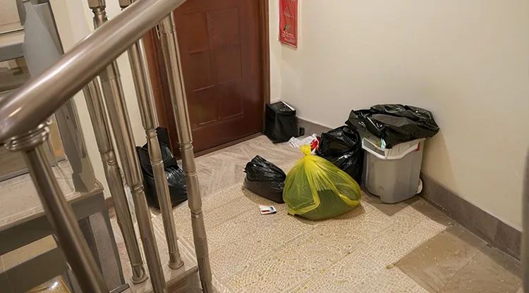 门口垃圾.jpg